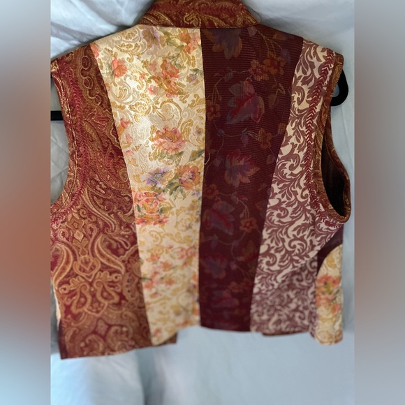 NWT Coldwater Creek Red Gold Patchwork Frog Closure Velvet Vest Women Size M - Picture 3 of 8